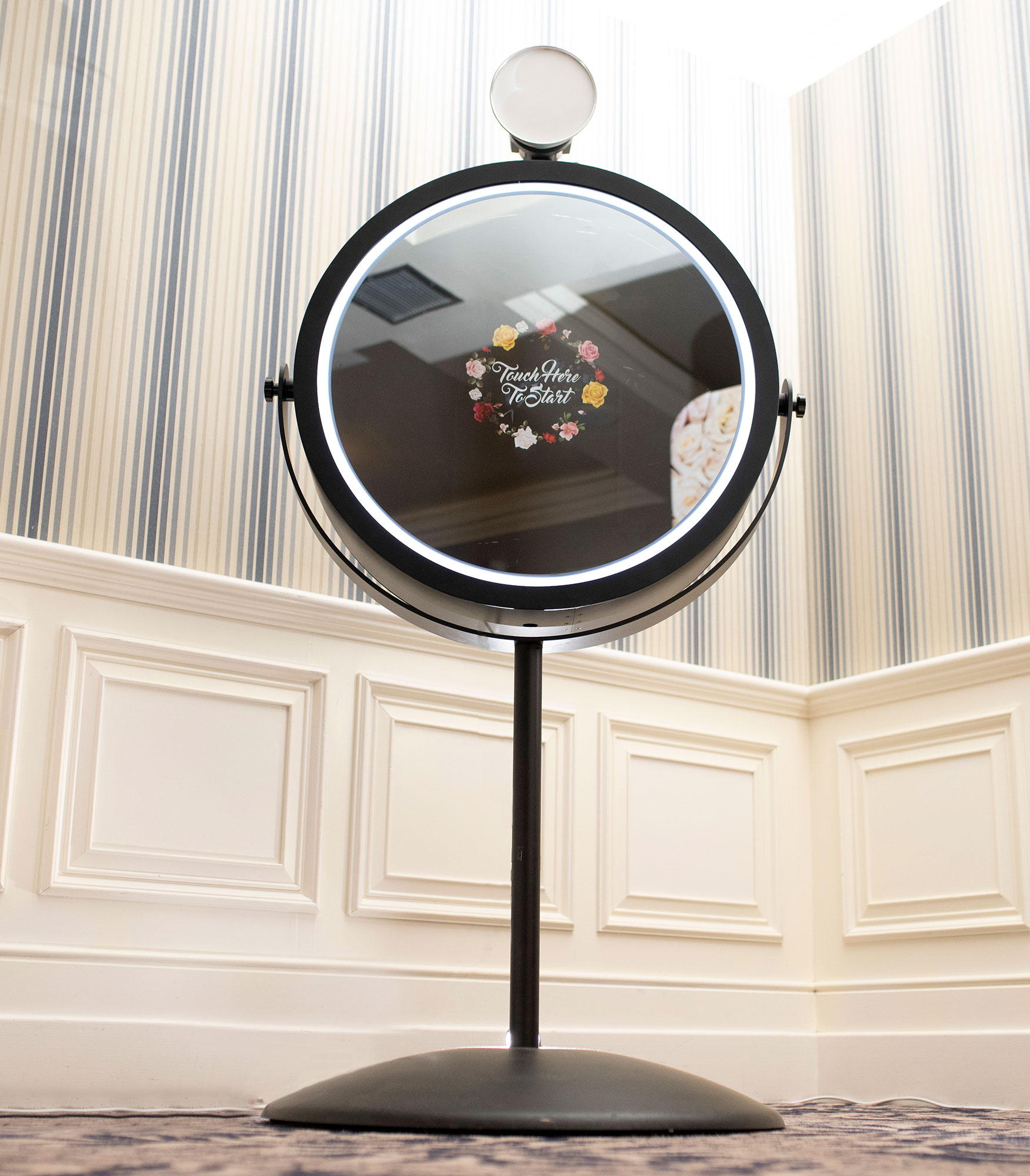 Magic Mirror fotobås med interaktiv touch-screen och elegant design, perfekt för företagsevent i Stockholm, som